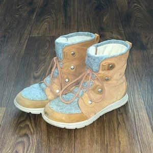 Sorel Joan Explorer booties size 7.5